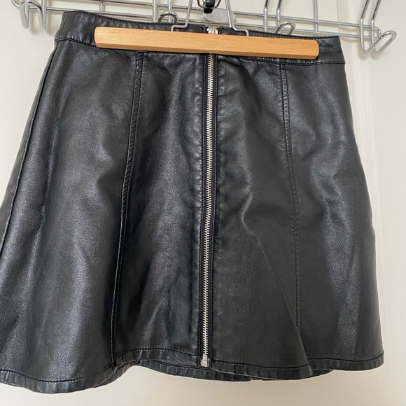 Zip front faux leather mini skirt - Picture 1 of 3